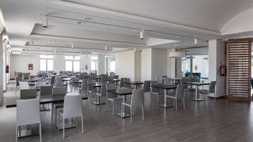 Café da manhã com buffet grátis todos os dias