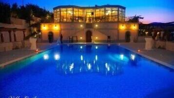 2 piscinas externas, piscina no terraço, espreguiçadeiras