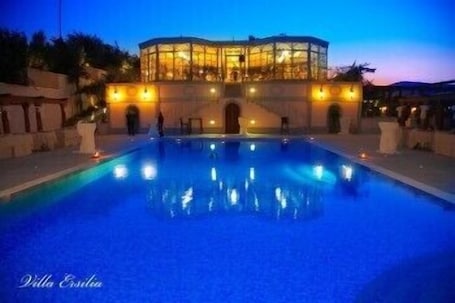 2 piscine all'aperto, una piscina in terrazza, lettini. Villa Ersilia