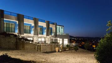 Fachada da propriedade à noite