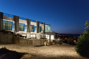Front of property – evening/night - Villa Ersilia (Soverato)