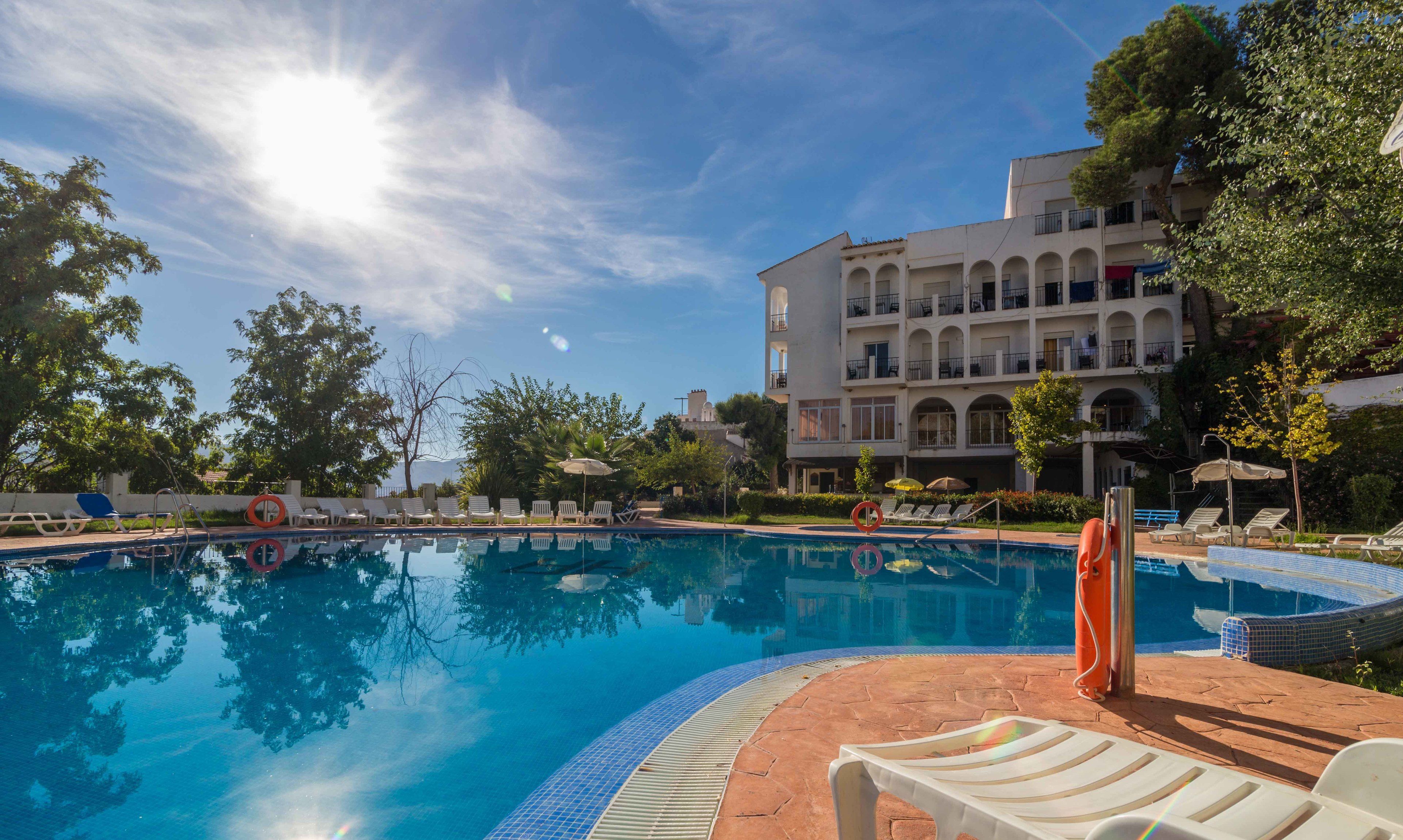 季节性开放的室外游泳池，11:00 至 20:00 开放，池畔遮阳伞，日光浴躺椅