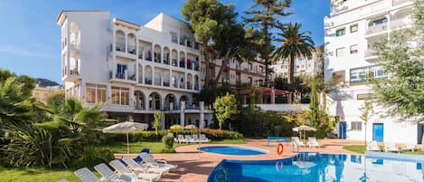 Una piscina al aire libre de temporada (de 11:00 a 20:00), sombrillas