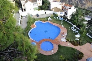 Seasonal outdoor pool, open 11:00 AM to 8:00 PM, pool umbrellas - Andalucía (Lanjaron)