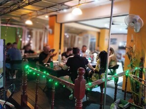 供应早餐、午餐和晚餐