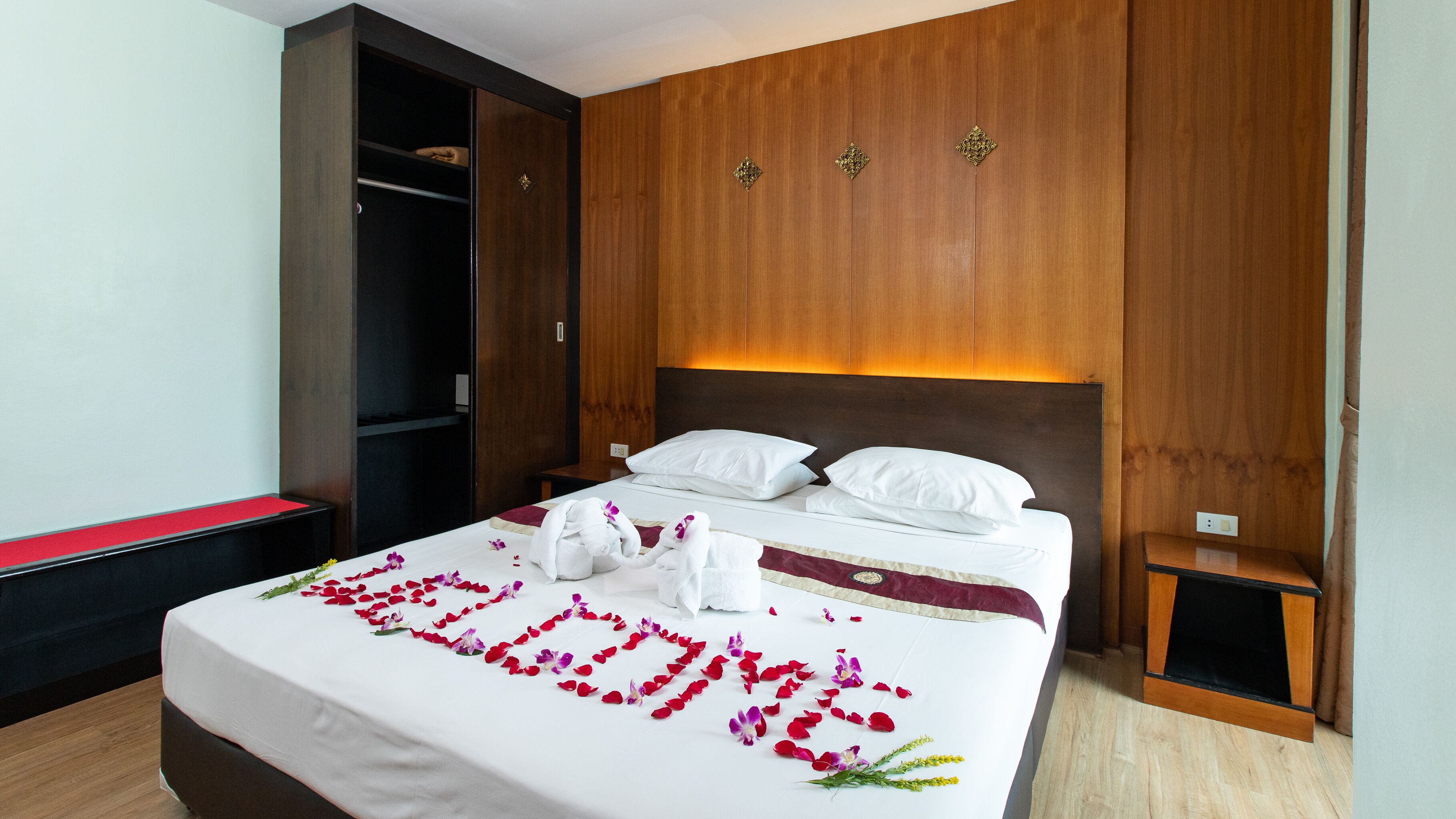 superior double room | minibar, in-room safe, individually decorated, desk