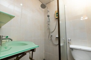 Habitación doble estándar | Baño | Regadera, regadera tipo lluvia, amenidades de baño gratuitas