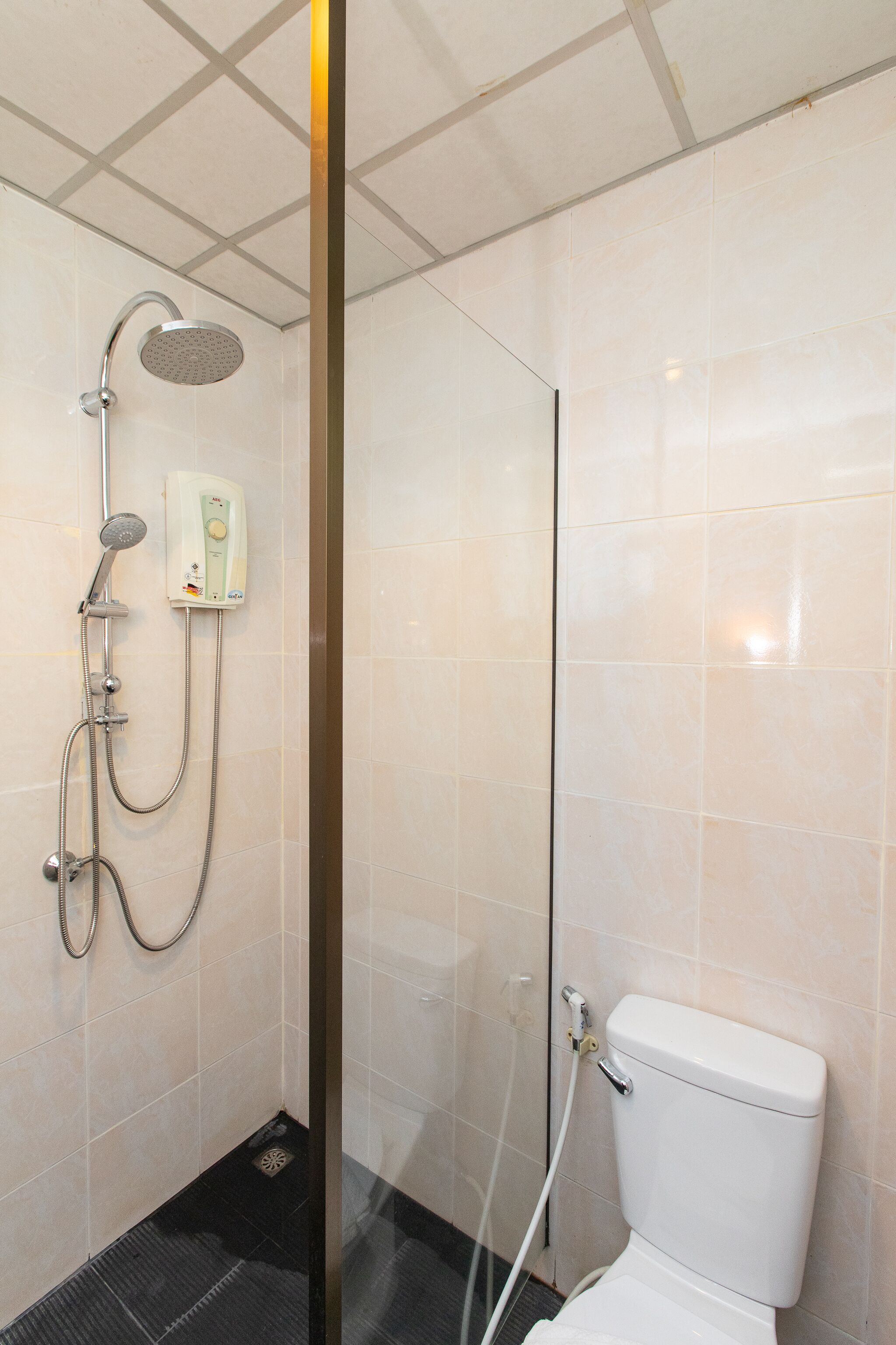 shower, rainfall showerhead, free toiletries, hair dryer