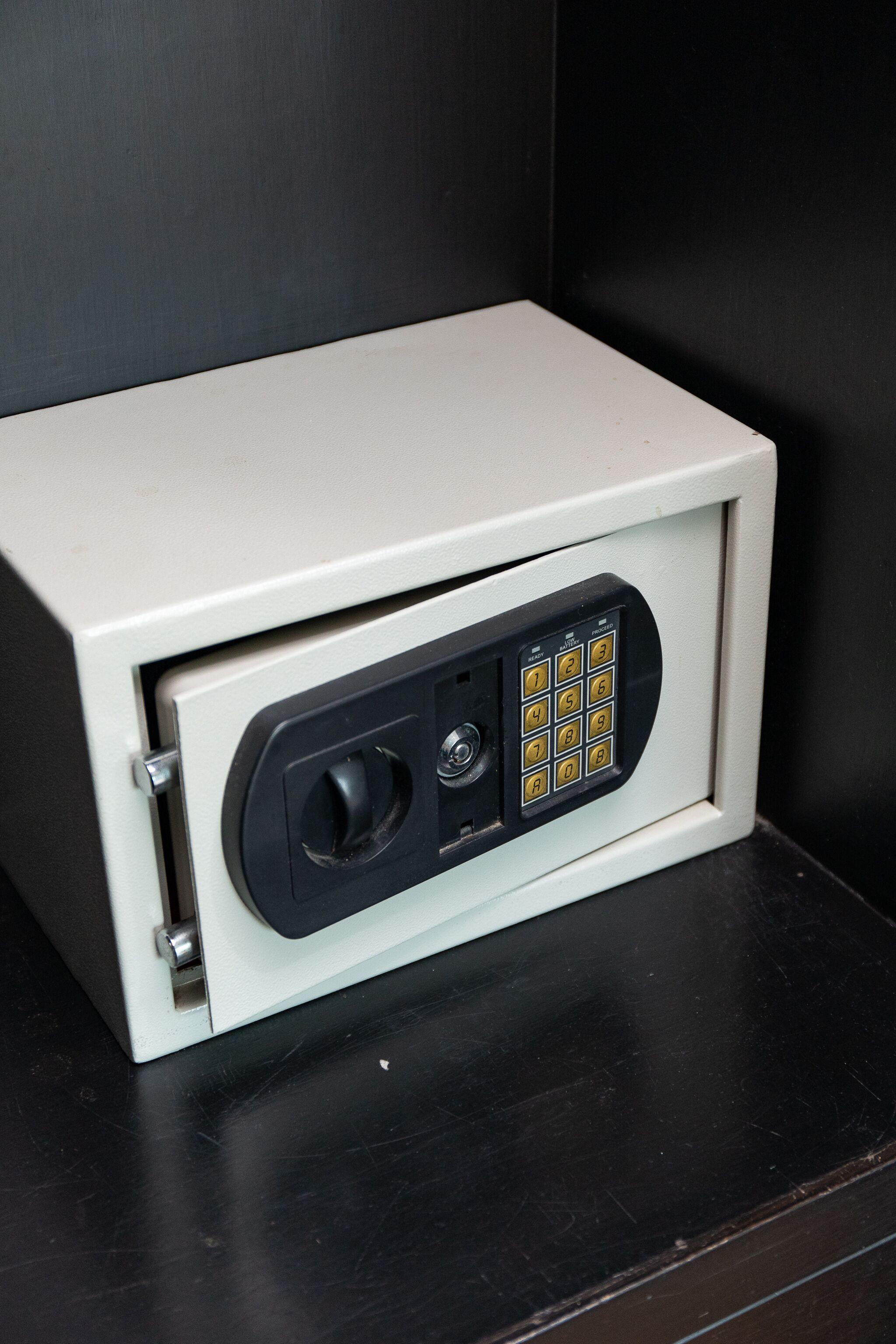 deluxe double room | minibar, in-room safe, individually decorated, desk