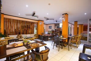 Café da manhã, almoço e jantar