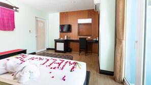 Minibar, caja de seguridad en la habitación y decoración personalizada 