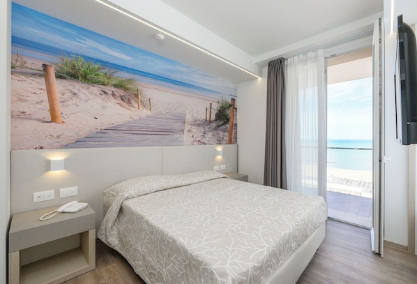 In-room safe, desk, laptop workspace, free WiFi - Hotel Harmony (Rimini)