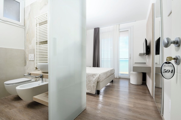 - Camera Matrimoniale Prestige Fronte Mare | In-room safe, desk, laptop workspace, free WiFi