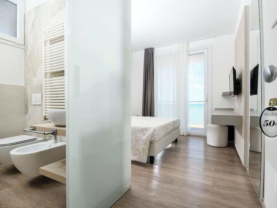 Habitació doble Deluxe, 1 llit de matrimoni, no fumadors, vistes al mar | Caixa forta a l'habitació i escriptori