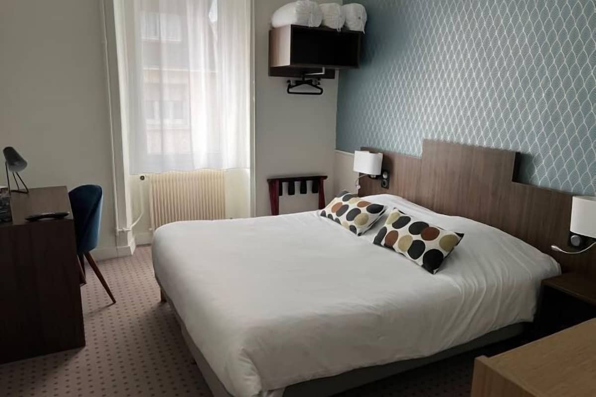 1 chambre, bureau, fer et planche à repasser, Wi-Fi gratuit