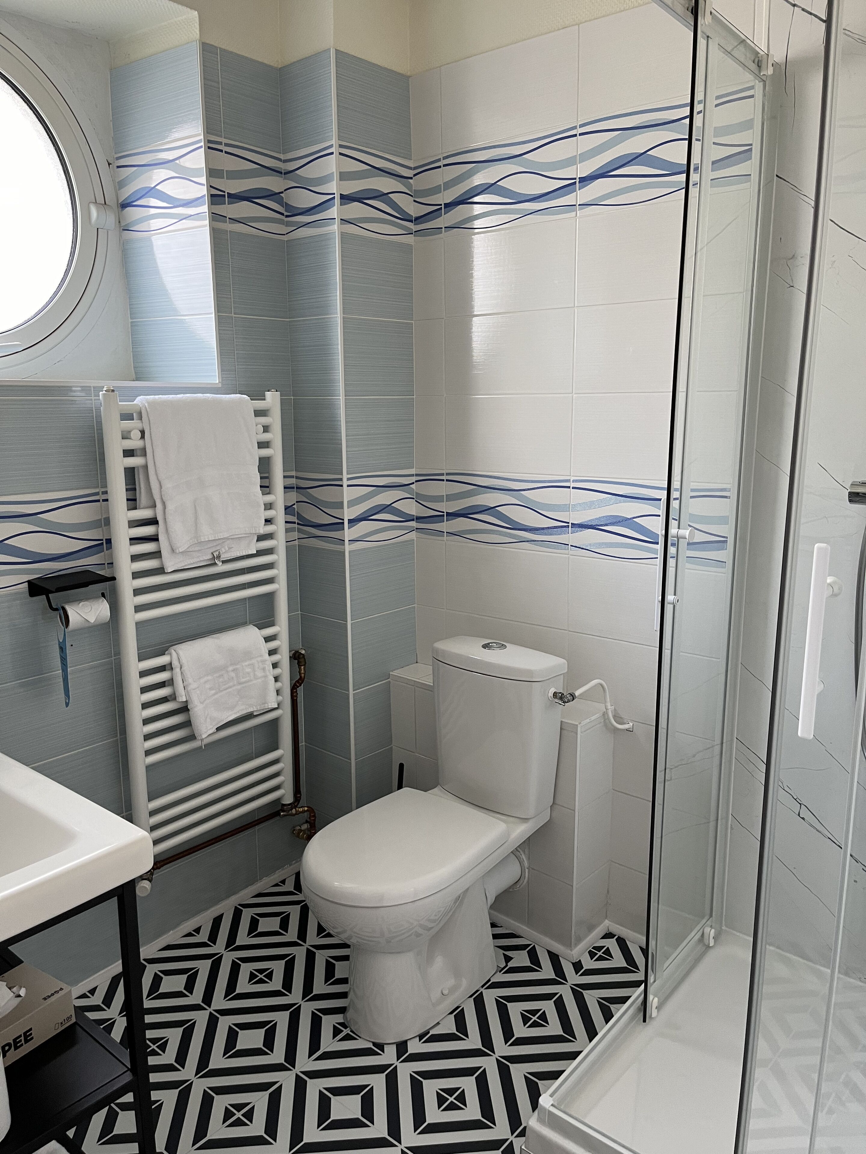 Chambre Double Confort | Salle de bain | Articles de toilette gratuits, sèche-cheveux, serviettes fournies