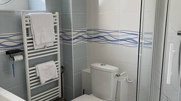 Comfort Double Room | Bathroom | Free toiletries, hair dryer, towels