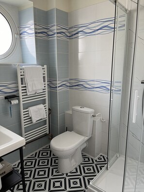 Dobbeltrom – comfort | Bad | Toalettartikler (inkludert), hårføner og håndklær