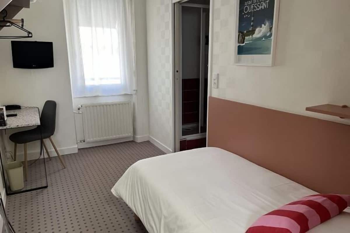 1 chambre, bureau, fer et planche à repasser, Wi-Fi gratuit
