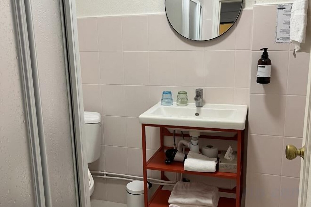 Bathroom | Free toiletries, hair dryer (on request), towels
