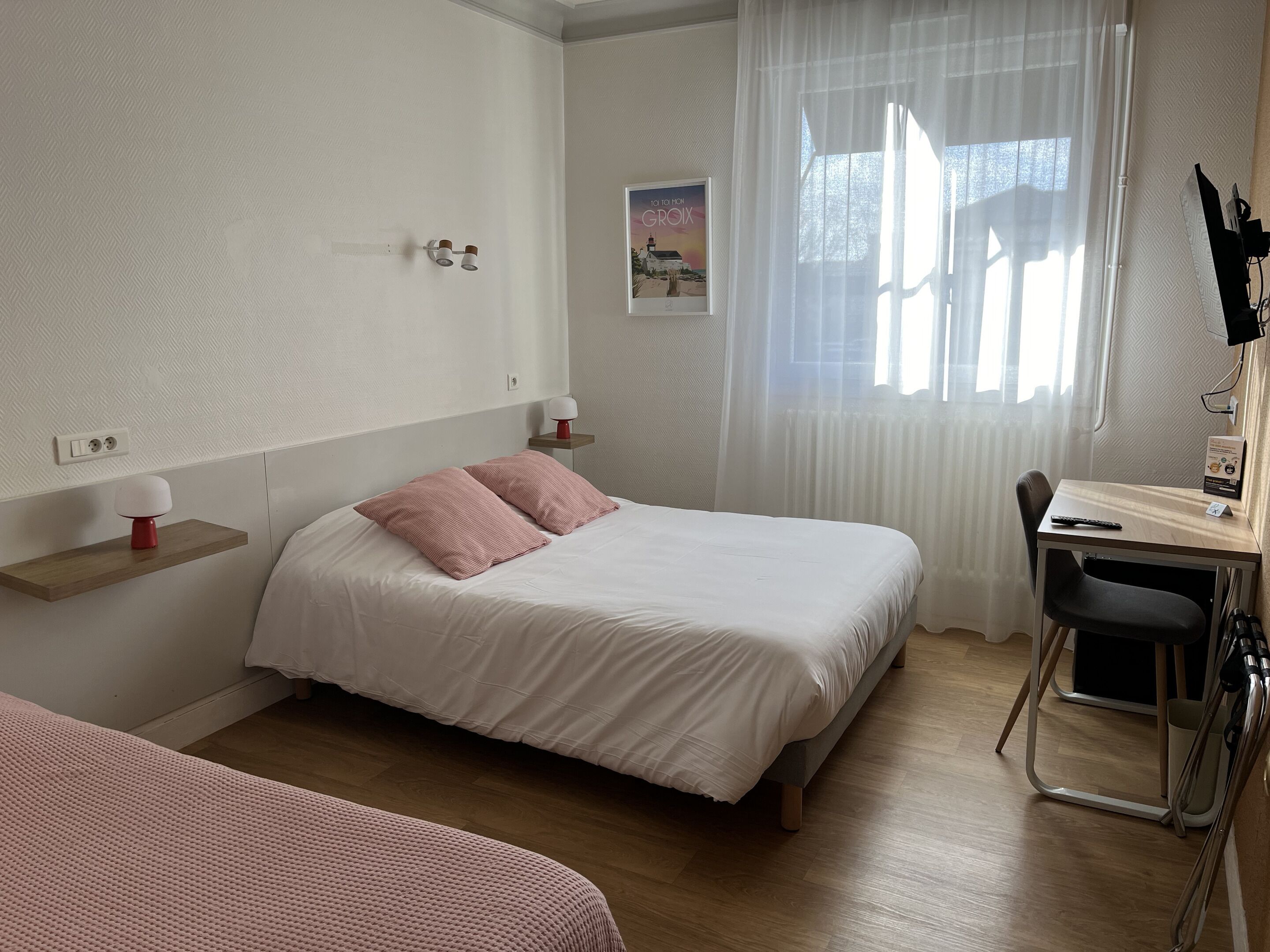 Habitación triple, 1 habitación | Escritorio, tabla de planchar con plancha, wifi gratis y ropa de cama 