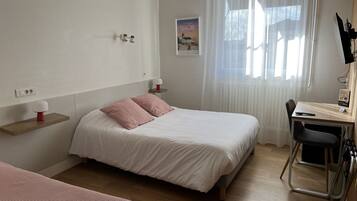 Habitación triple, 1 habitación | Escritorio, tabla de planchar con plancha, wifi gratis y ropa de cama