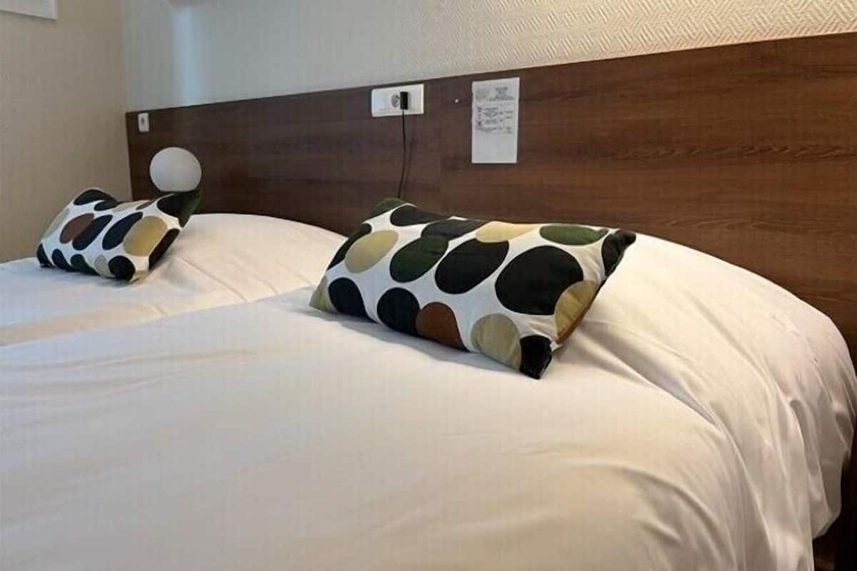 twin room, 2 single beds | 1 bedroom, desk, iron/ironing board, free wifi