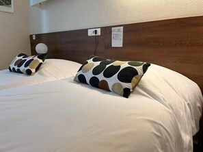 1 habitación, escritorio, tabla de planchar con plancha y wifi gratis 