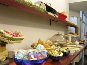 Tägliches kontinentales Frühstück (3 EUR pro Person)