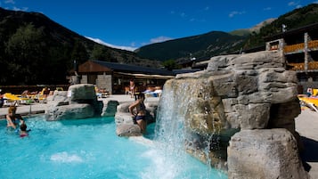 Una piscina al aire libre de temporada, sillones reclinables de piscina