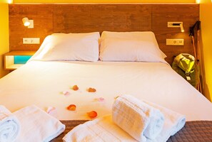 Standard Apartment, 1 Bedroom | 1 bedroom, down duvets, in-room safe, desk - Apartaments Giberga (La Massana)