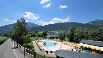 Piscine extérieure (ouverte en saison), chaises longues