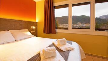 Standaard appartement, 1 slaapkamer | 1 slaapkamer, donzen dekbedden, een kluis op de kamer, een bureau