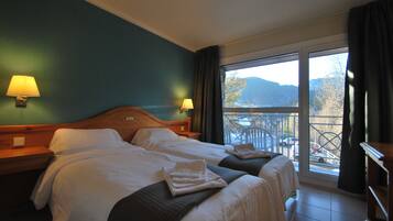 1 slaapkamer, donsdekens, een kluis op de kamer, een bureau