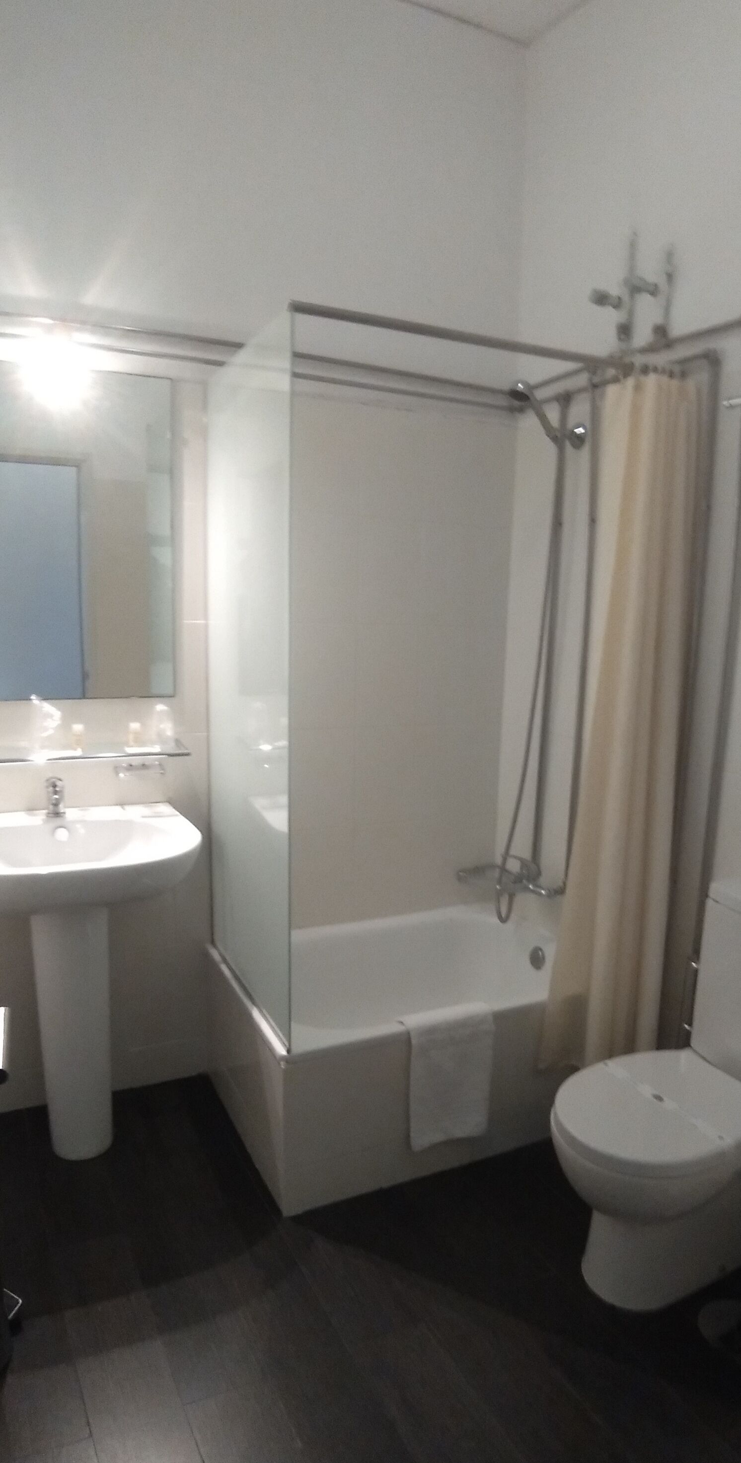 Un baño con ducha, inodoro y lavamanos.