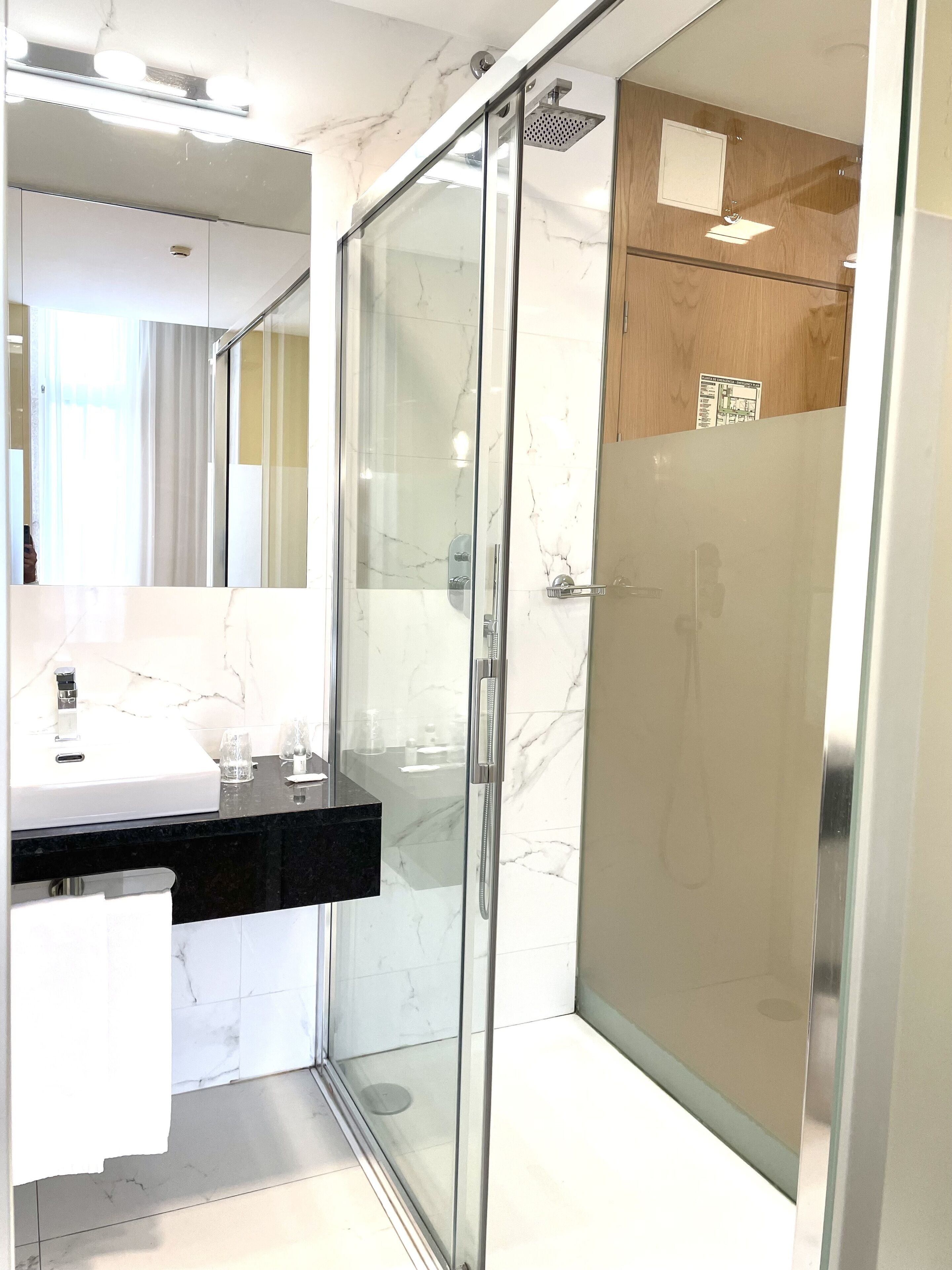 Superior Twin Room, 2 Twin Beds, City View | Bathroom | Free toiletries, hair dryer, towels