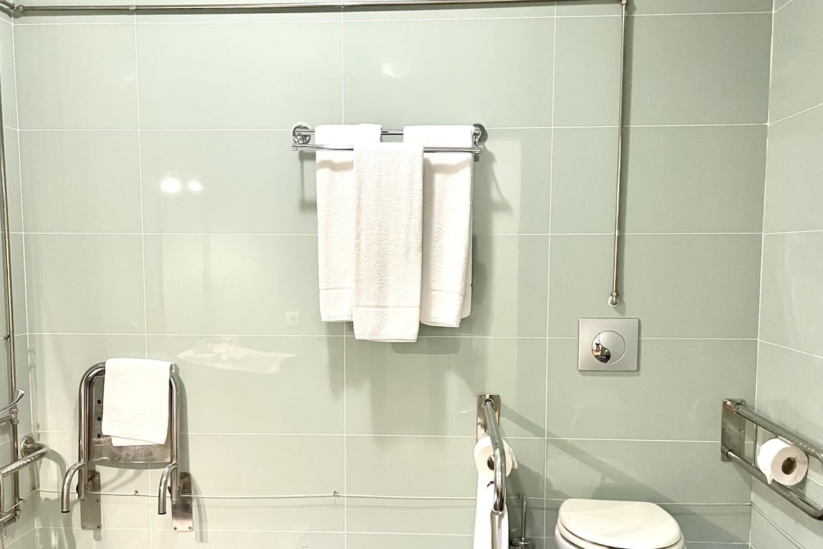 Phòng 2 giường đơn Tiêu chuẩn, trang thiết bị hỗ trợ người có khó khăn khi di chuyển | Phòng tắm | Đồ dùng nhà tắm miễn phí, máy sấy tóc, khăn tắm 