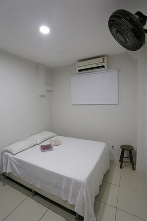 Standard suite com duas camas de solteiro e banheiro privativo | خزنة داخل الغرفة وواي فاي مجانًا