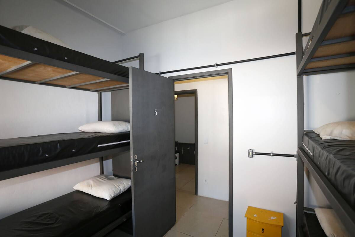 Quarto compartido misto con 6 camas con terraco | In-room safe, WiFi (free)