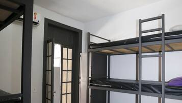 Quarto compartido misto con 6 camas con terraco | In-room safe, free WiFi