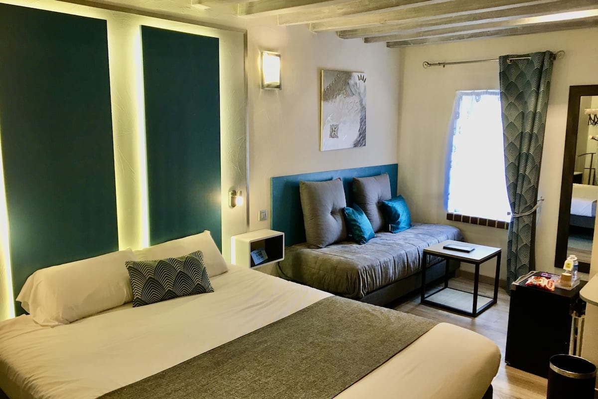 superior single room | 1 bedroom, minibar, desk, soundproofing