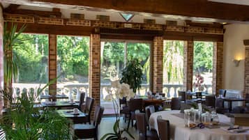 Bữa sáng buffet hàng ngày với phụ phí nhỏ