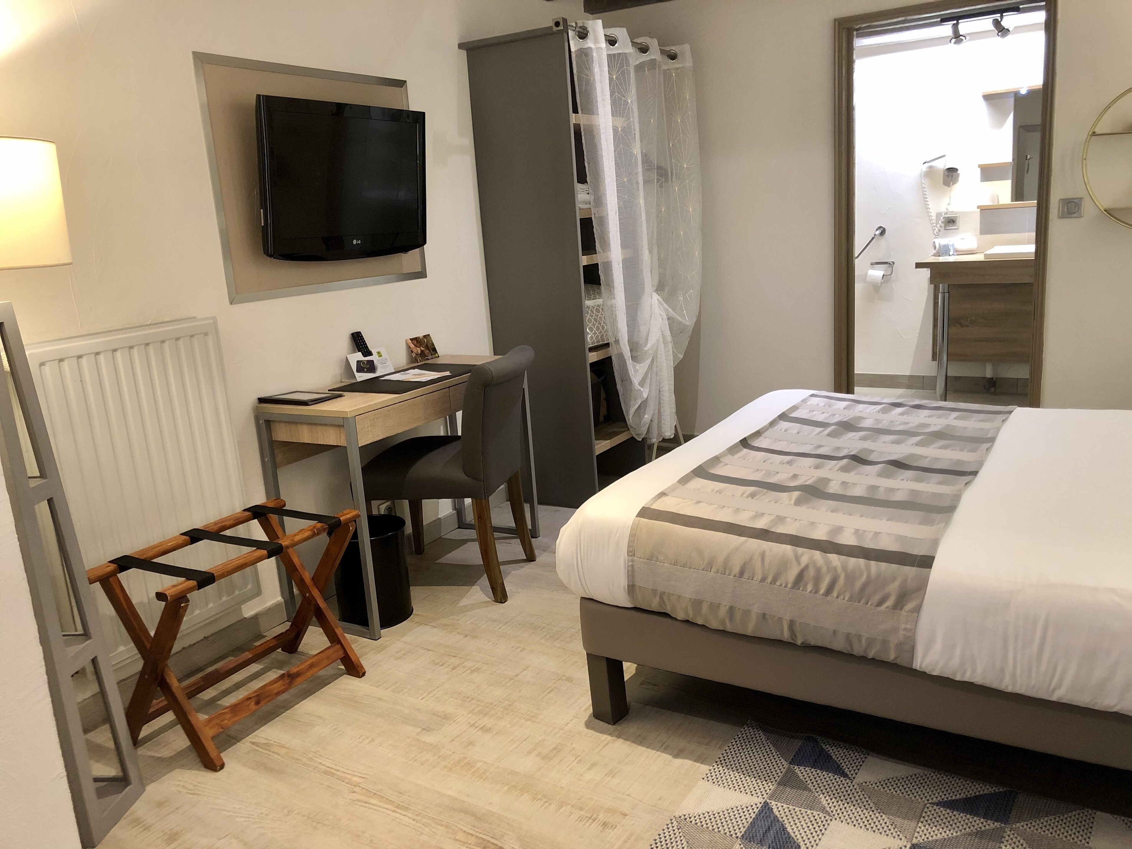 superior single room | 1 bedroom, minibar, desk, soundproofing