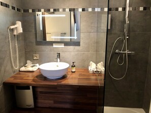 Standard Single Room | Bathroom | Hair dryer, towels - Oasis (Villaines-la-Juhel)