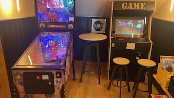 Télévision à écran plat de 82 cm avec chaßnes numériques, télévision