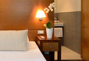 Camas Select Comfort, minibar y caja de seguridad en la habitación 