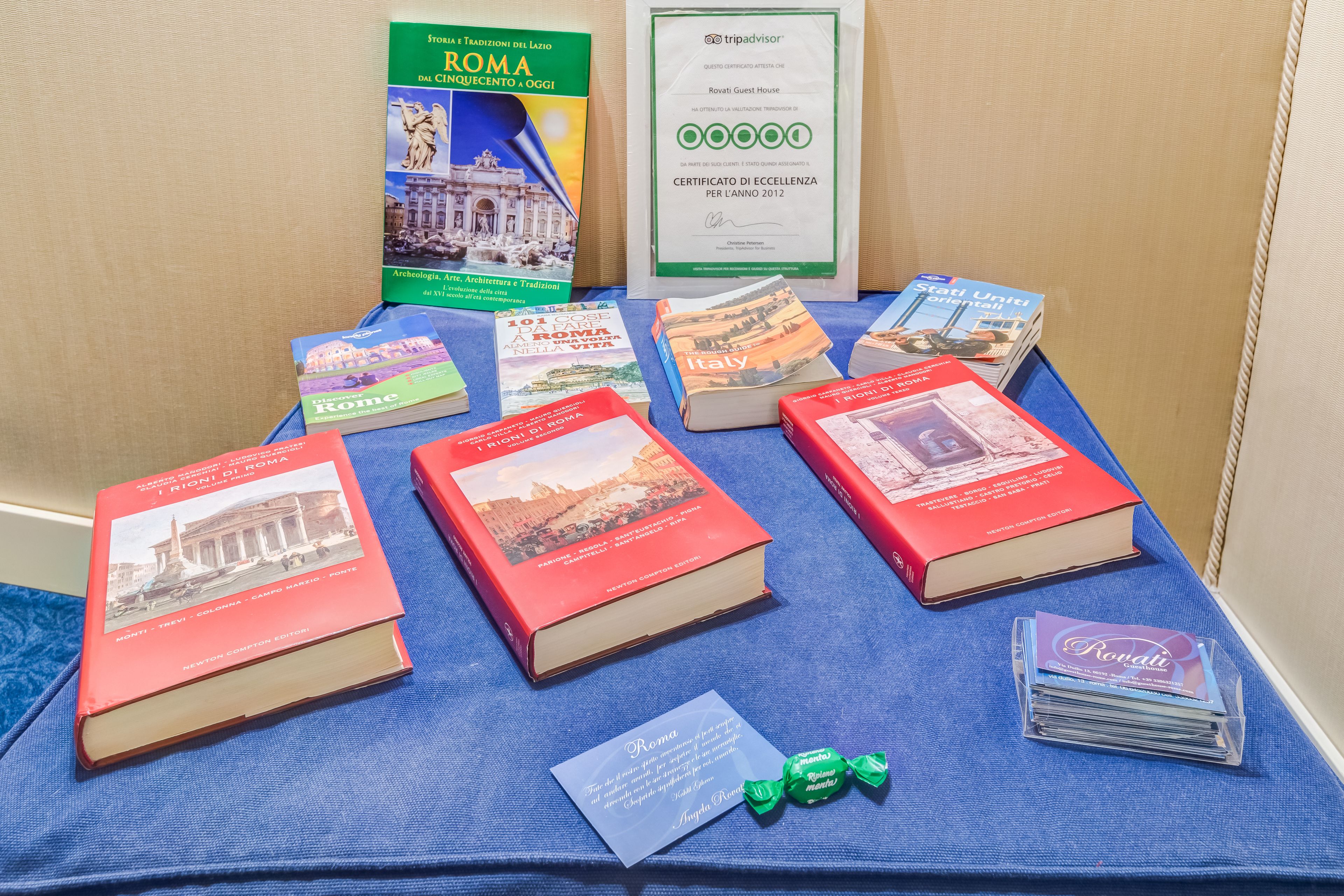 Une table sur laquelle se trouvent divers livres et un certificat.