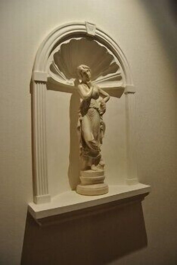 A classical sculpture in a niche with a simple, clean design. - Mondo Antico Alloggio in Città B&B (Cesena)
