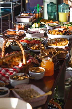 A buffet table with various dishes and beverages. - Villa Alto Boutique Hotel (Ponta do Sol)