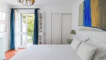 Habitación doble estándar, vista a la alberca | Caja de seguridad en la habitación y decoración personalizada